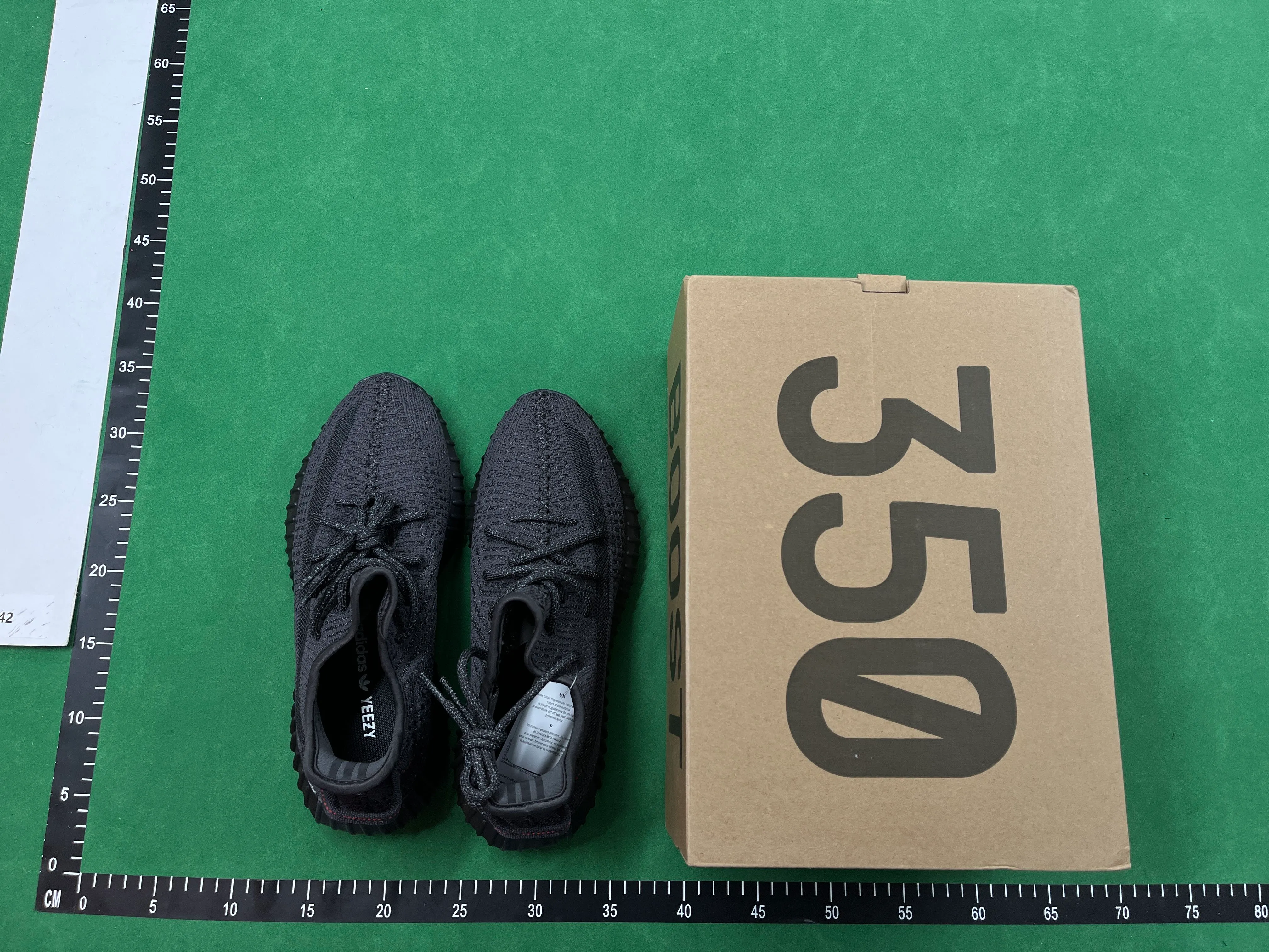 Yeezy 350 v2 thumbnail 2