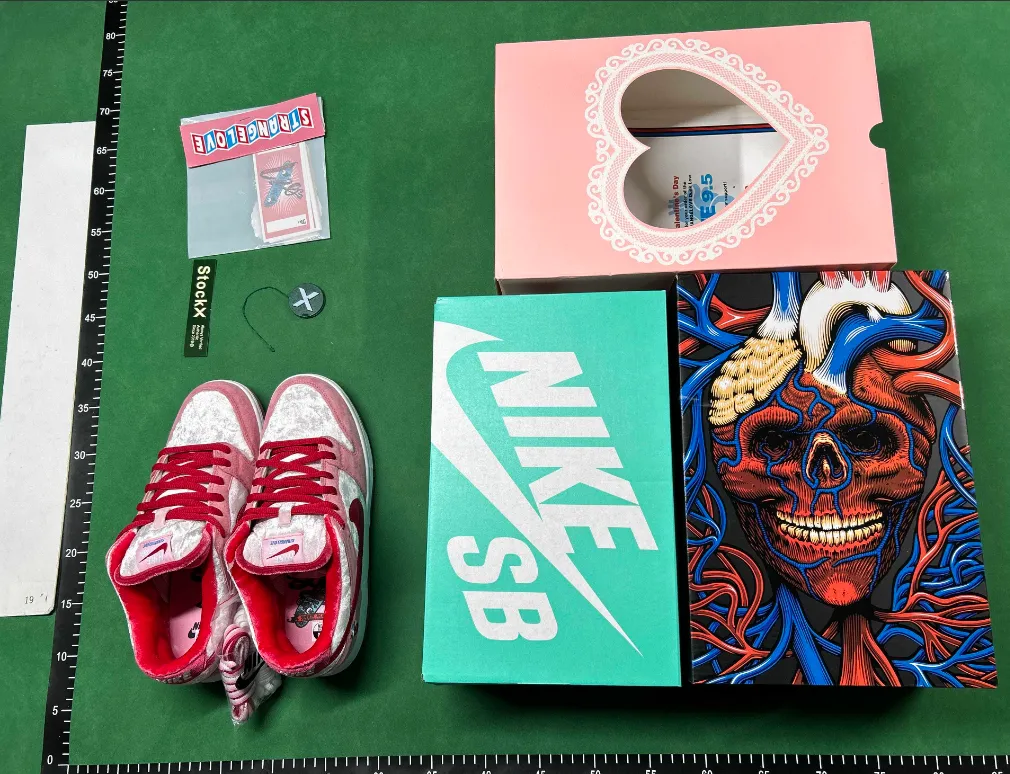 Nike SB Dunk Low StrangeLove Skateboards thumbnail 2