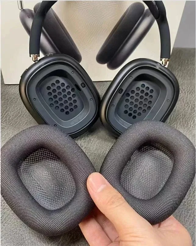 Airpods Max Black with noise cancellation thumbnail 2